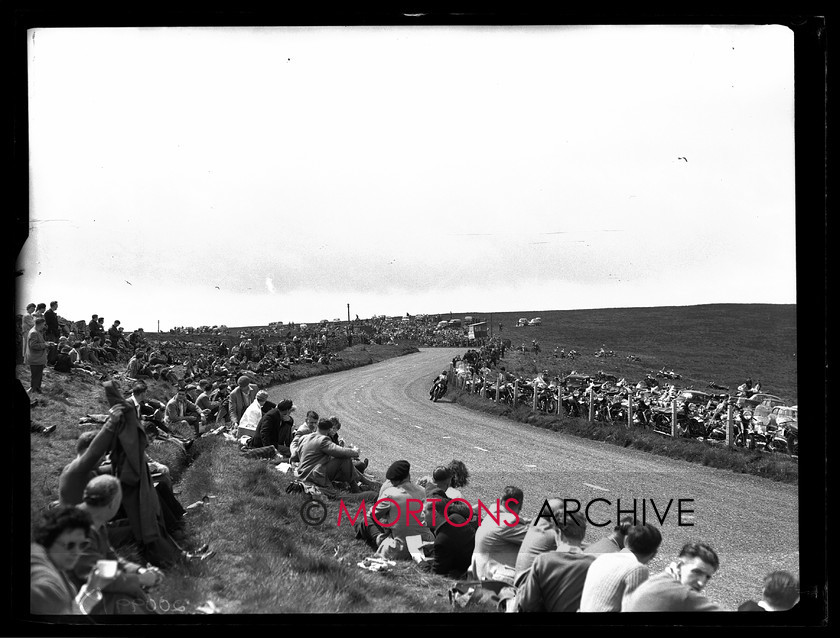 20099-07 
 1960 Senior TT. JC Simmonds heads into Keppel Gate, on his Matchless G50. He completed five laps. 
 Keywords: glass plate, isle of man, Mortons Archive, Mortons Media Group Ltd, Straight from the plate, the classic motorcycle