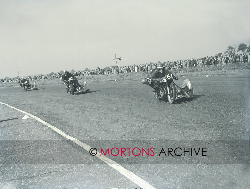 hutchinson 15470-22 
 Keywords: 1953, Hutchinson 100, May 11, Mortons Archive, Mortons Media Group, Silverstone, Straight from the plate, The Classic MotorCycle