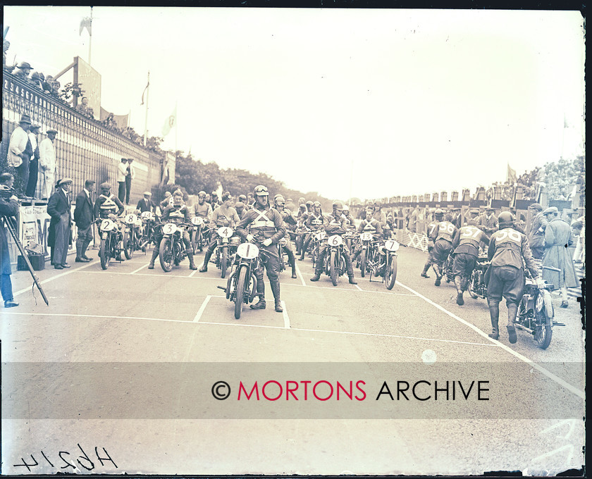 051 SFTP 1926 Senior TT 02 
 The 1926 Senior TT - Howard Davies (HRD) cuts an imposing figure at the front of the pack 
 Keywords: 2015, Glass plate, Isle of Man, Mortons Archive, Mortons Media Group Ltd, Senior, September, Straight from the plate, The Classic MotorCycle, TT
