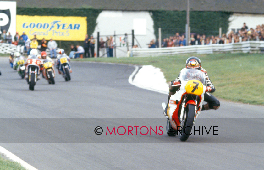 NNC 12 12 11 049 
 NNC 12 12 11 049 - Mallory Park 20th September 1981 - Barry Sheene leading the pack 
 Keywords: 1981, Mallory Park, Mortons Archive, Mortons Media Group, Nick Nicholls