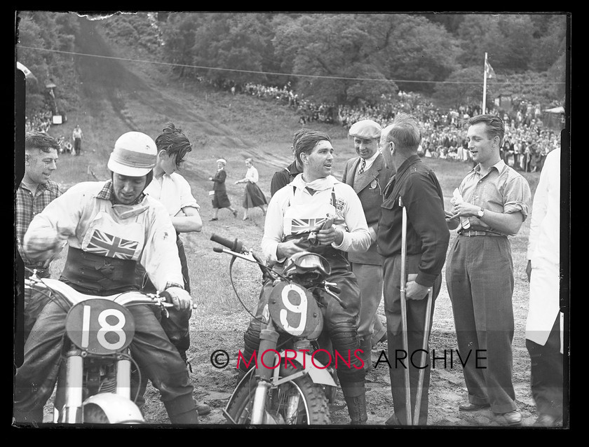17308-22 
 "1956 British International Motocross GP" rank Bentham (18 AJS) and winner Les Archer (Norton). 
 Keywords: 17308-22, 1956, british international, british international motocross gp, glass plate, motocross, September 2009, Straight from the plate, The Classic MotorCycle