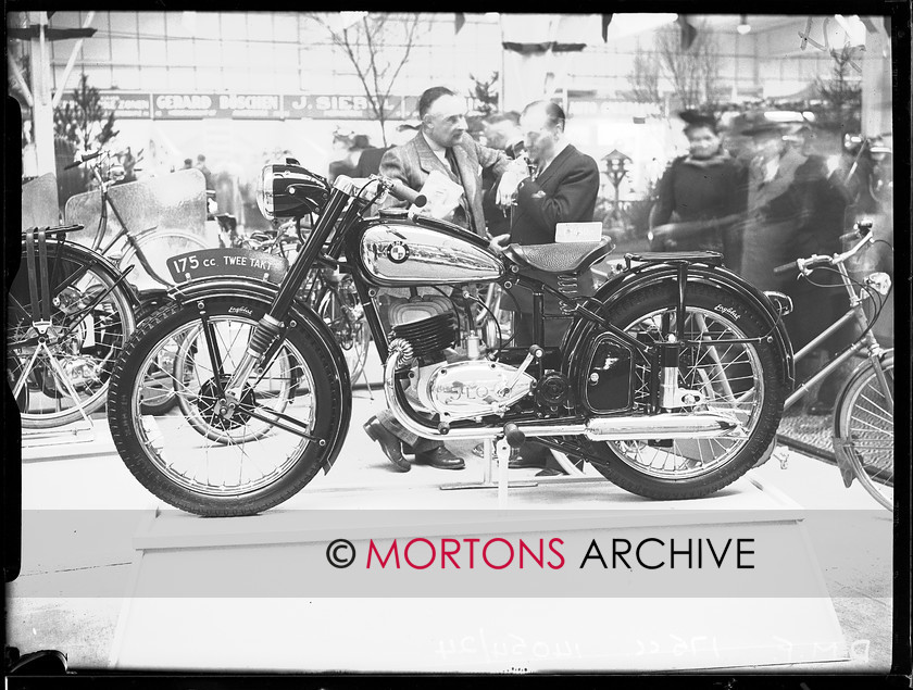 14054-24 
 1951 Dutch Motorcycle Show. 
 Keywords: 14054-24, 1951, dutch, dutch motorcycle show, glass plate, motorcycle show, November 09, show, Straight from the plate, The Classic Motorcycle