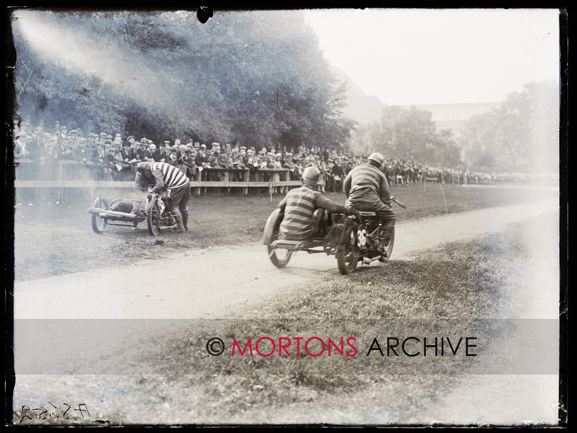 062 SFTP 006 
 Crystal Palace road races, September 1927 - The stricken Gordon Norchi is passed by Pallanza. 
 Keywords: 1927, Crystal Palace, Glass plate, Mortons Archive, Mortons Media Group, Straight from the plate