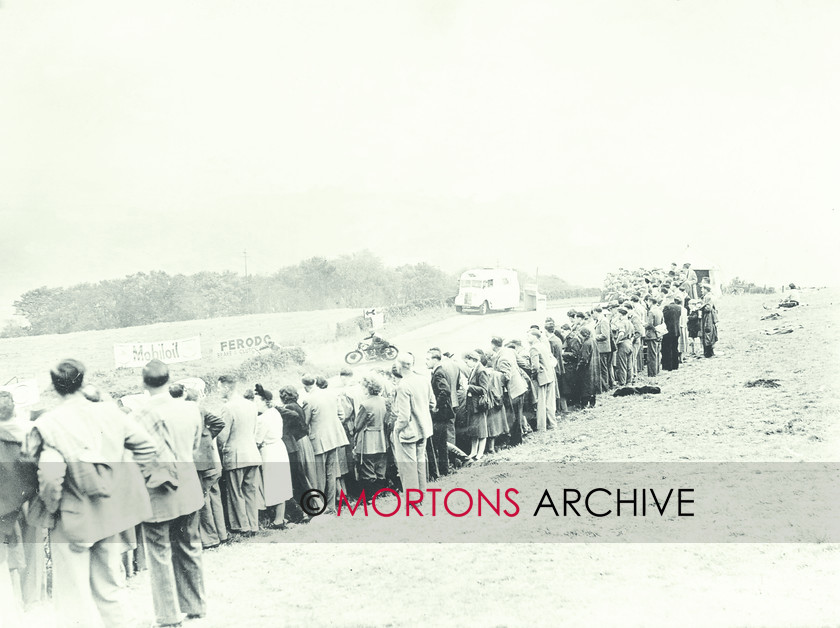 062 SFTP C25682 
 Spectators crane their necks to get a view of the action. 
 Keywords: 1949, May, Mortons Archive, Mortons Media Group, Oliver's Mount, Scarborough, Straight from the plate, The Classic MotorCycle