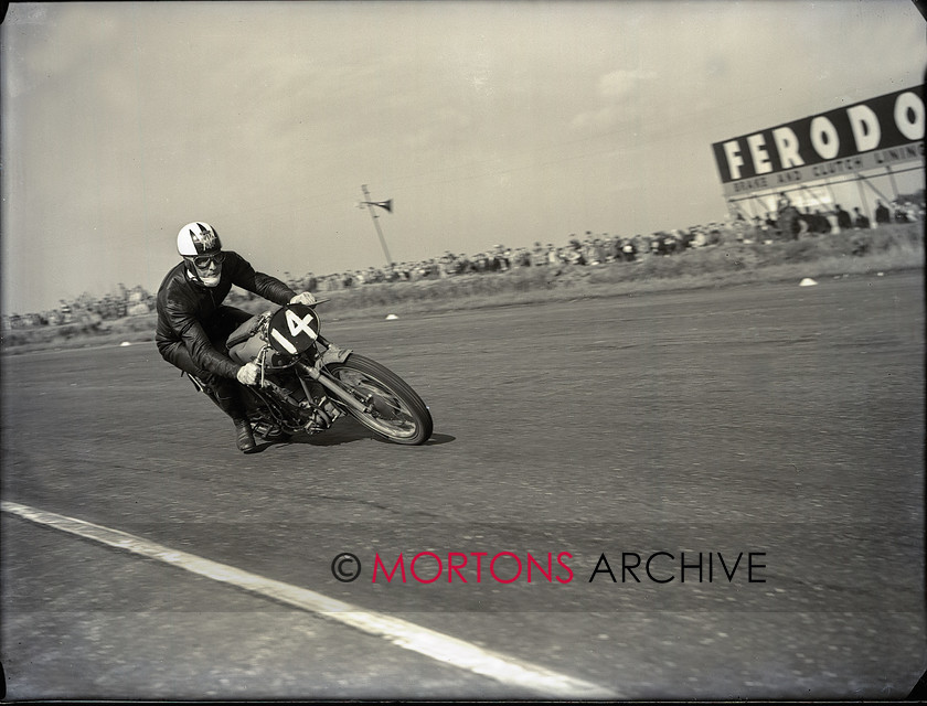 hutchinson 15470-3 
 Cecil Sandford, in great form on the 125cc MV. 
 Keywords: 1953, Hutchinson 100, May 11, Mortons Archive, Mortons Media Group, Silverstone, Straight from the plate, The Classic MotorCycle