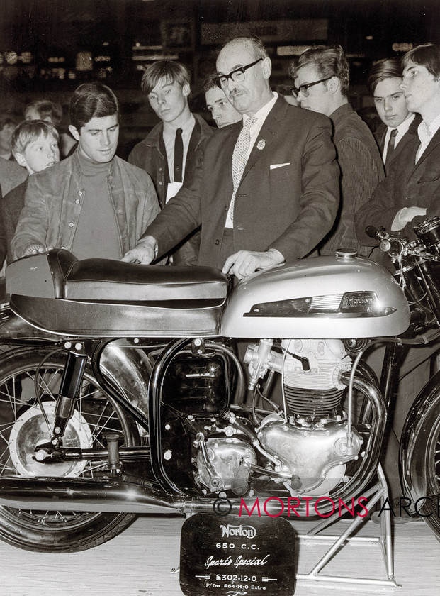 G21 
 Giacomo Agostini chooses a seat for his 350SS, at the 1966 motorcycle show. Bill Smith advises. 
 Keywords: Mortons, Mortons Archive, Mortons Media Group Ltd, Norton, Norton Scrapbook Series