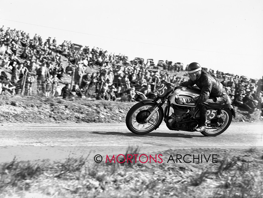 15198-3 
 Eppynt Road Race 1953. Glazebrook, on his 350cc Manx, finished fourth in the Senior 500cc race. 
 Keywords: 15189-3, 1953, 25, April 2010, eppynt road race, glass plate, j. glazebrook, may, norton, racing, road, road race, Straight from the plate, tcm, The Classic Motorcycle