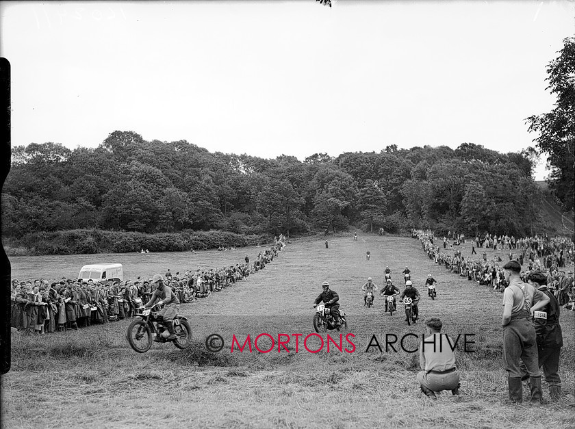 Straight FTP 01 
 Curtis leads the field, while the large crowd looks on. 
 Keywords: 1954 Experts Grand Natinal Scramble, Action, Dec 10, Mortons Archive, Mortons Media Group, Straight from the plate, The Classic MotorCycle