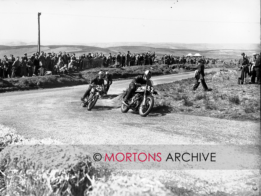 15198-6 
 Eppynt Road Race 1953. 
 Keywords: 15198-6, 1953, 25, 32, April 2010, bsa, eppynt road race, glass plate, h williams, may, norton, r.rudge, race 3, racing, road, road race, Straight from the plate, tcm, The Classic Motorcycle