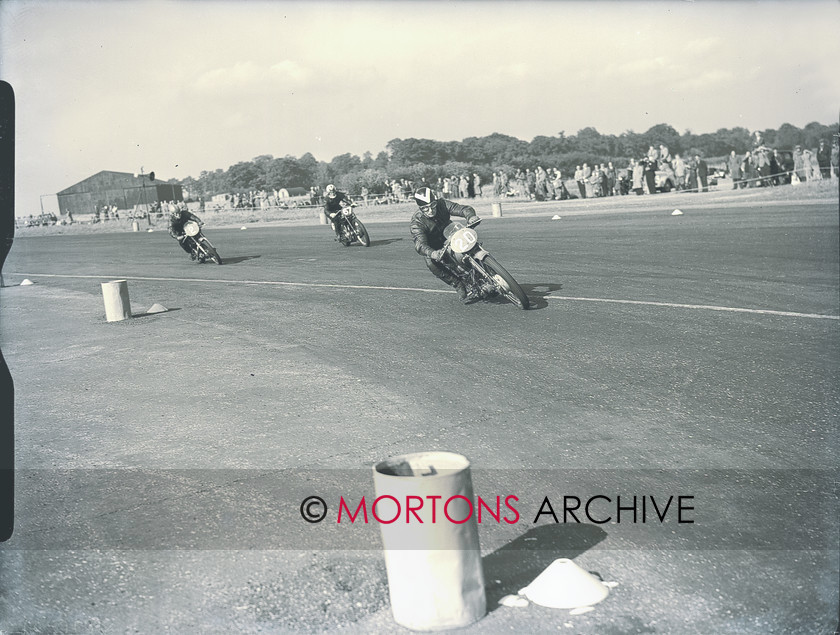 hutchinson 15470-21 
 Arthur Wheeler (Guzzi), Benny Rood (Velocette) and Cecil Sandford (Velo) , in a 250cc class scrap. 
 Keywords: 1953, Hutchinson 100, May 11, Mortons Archive, Mortons Media Group, Silverstone, Straight from the plate, The Classic MotorCycle