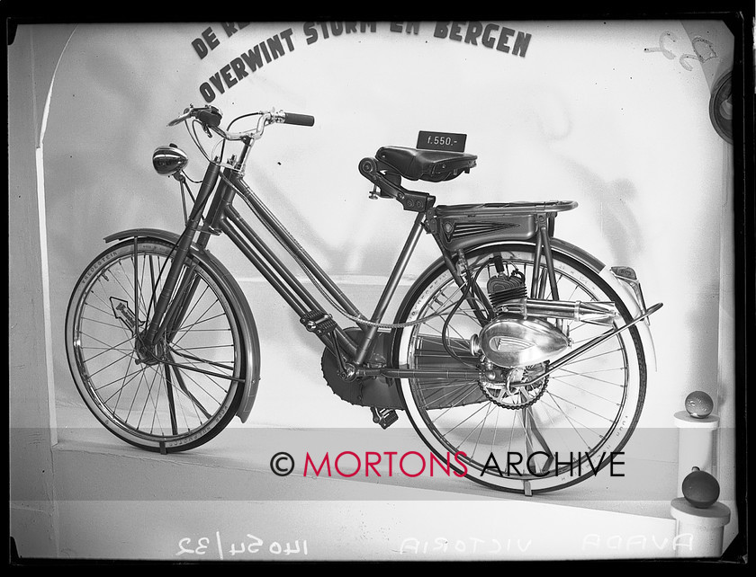 14054-32 
 1951 Dutch Motorcycle Show. 
 Keywords: 14054-32, 1951, dutch, dutch motorcycle show, glass plate, motorcycle show, November 09, show, Straight from the plate, The Classic Motorcycle