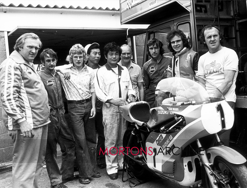 BS0000006 
 Barry Sheene and team, Suzuki. 
 Keywords: Barry Sheene, Mortons, Mortons Archive, Mortons Media Group