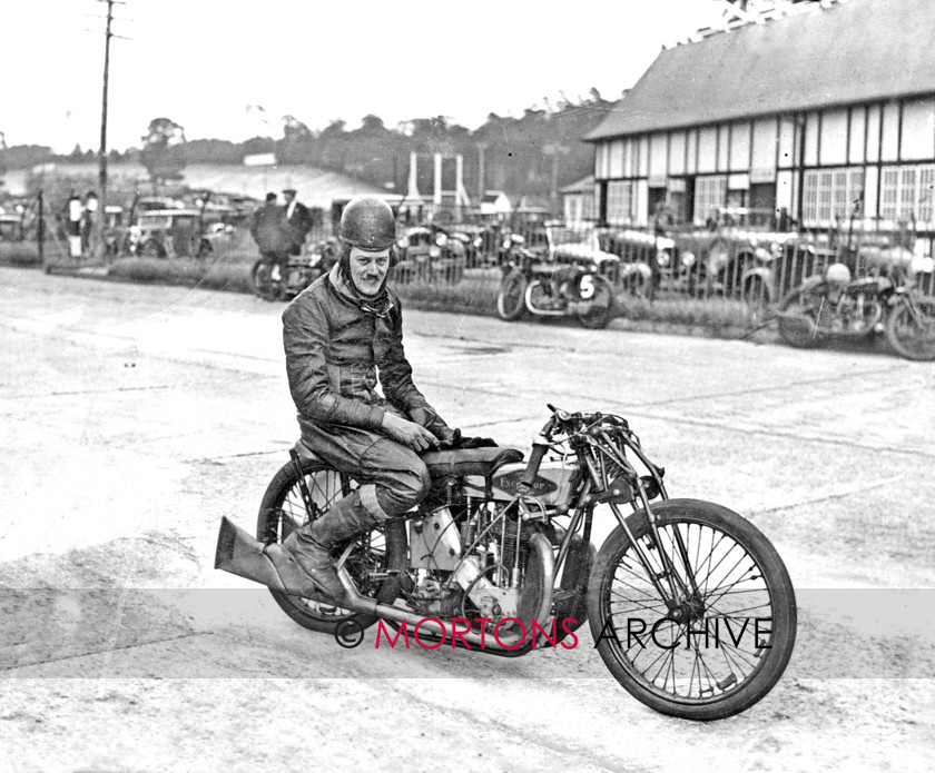 016 Brooklands 1930 03 
 Brooklands 1930 - Eric Fernihough with a 250cc Excelisor-JAP 
 Keywords: 1930, Brooklands, Mortons Archive, Mortons Media Group Ltd, Straight from the plate