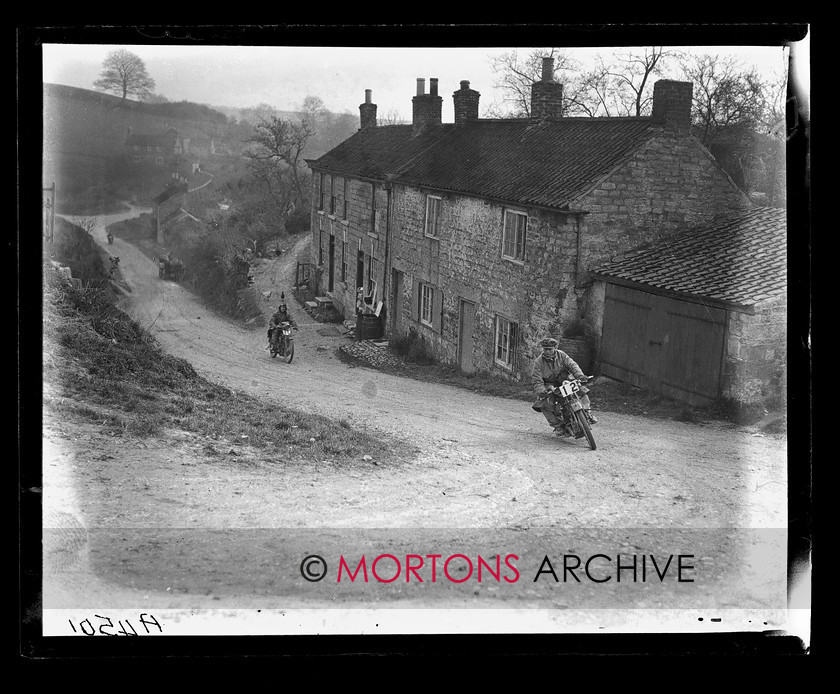 A4501 
 GS Arter (499cc James) and AR Edwards (247cc Levis) on Acklow Hill. 1925 ACU Stock Machine Trial. 
 Keywords: 1925, a.c.u, A4501, ACU Stock Machine Trial, glass plate, October 2009, stock machine trial, The Classic Motorcycle, trial