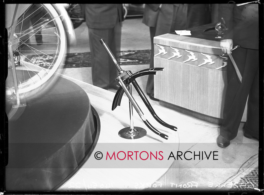 14054-22 
 1951 Dutch Motorcycle Show. 
 Keywords: 12054-22, 1951, dutch, dutch motorcycle show, glass plate, motorcycle show, November 09, show, Straight from the plate, The Classic Motorcycle