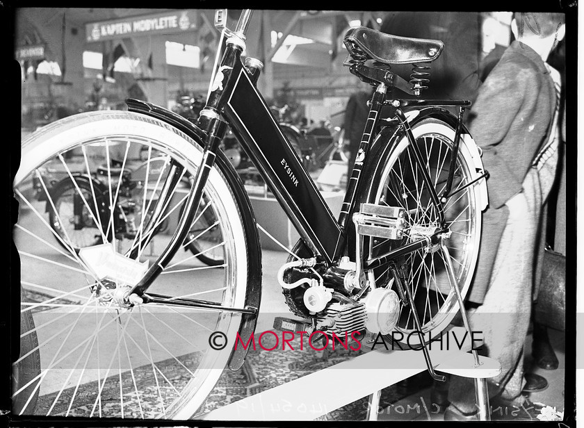 14054-19 
 1951 Dutch Motorcycle Show. 
 Keywords: 14054-19, 1951, dutch, dutch motorcycle show, glass plate, motorcycle show, November 09, show, Straight from the plate, The Classic Motorcycle