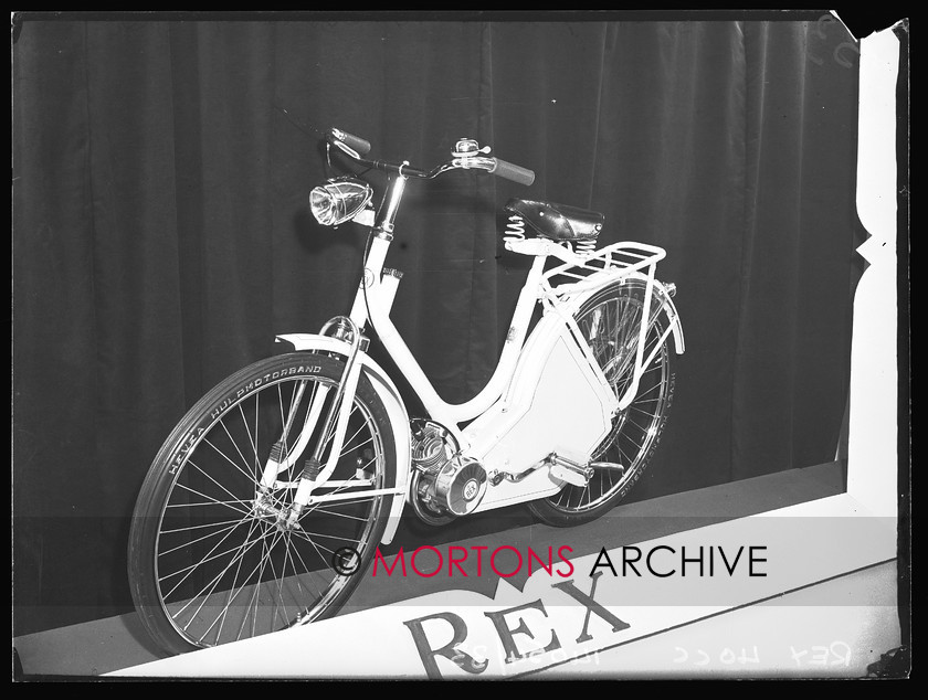 14054-33 
 1951 Dutch Motorcycle Show. 
 Keywords: 14054-33, 1951, dutch, dutch motorcycle show, glass plate, motorcycle show, November 09, show, Straight from the plate, The Classic Motorcycle