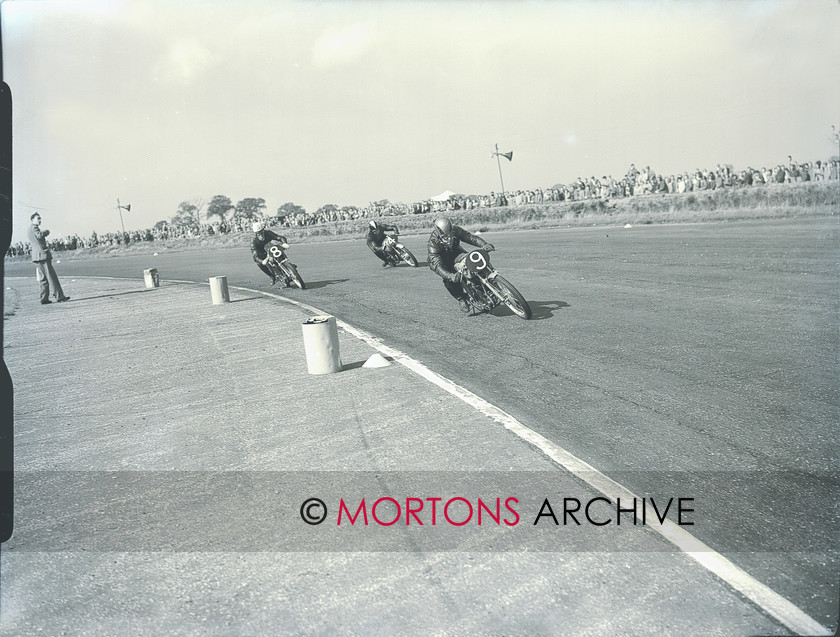 hutchinson 15470-11 
 Keywords: 1953, Hutchinson 100, May 11, Mortons Archive, Mortons Media Group, Silverstone, Straight from the plate, The Classic MotorCycle