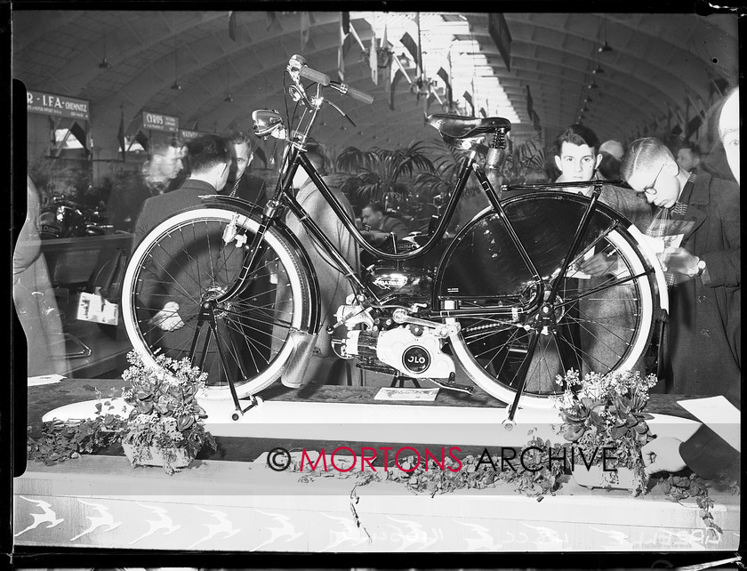 14054-21 
 1951 Dutch Motorcycle Show. 
 Keywords: 14054-21, 1951, dutch, dutch motorcycle show, glass plate, motorcycle show, November 09, show, Straight from the plate, The Classic Motorcycle