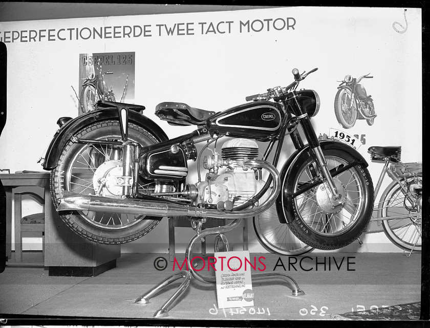 14054-06 
 1951 Dutch Motorcycle Show. 
 Keywords: 14054-06, 1951, dutch, dutch motorcycle show, glass plate, motorcycle show, November 09, show, Straight from the plate, The Classic Motorcycle