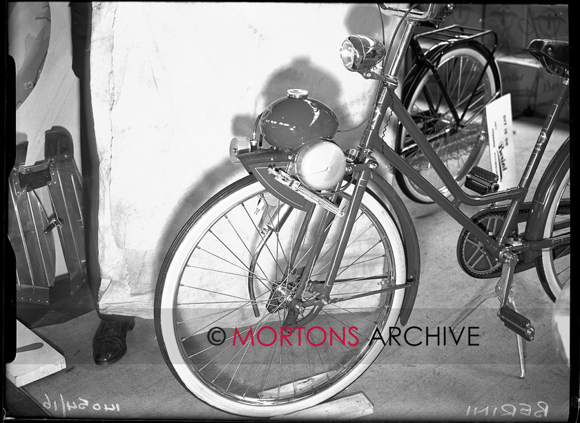 14054-16 
 1951 Dutch Motorcycle Show. 
 Keywords: 14054-16, 1951, dutch, dutch motorcycle show, glass plate, motorcycle show, November 09, show, Straight from the plate, The Classic Motorcycle