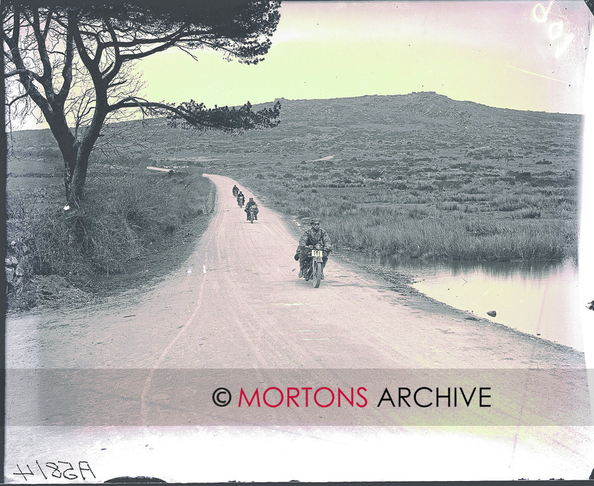 sraight to plate 5814 
 1926 London to Lands End 8th April - W Bray on his 499cc Dunelt, leads a line of riders. 
 Keywords: Apr 11, Mortons Archive, Mortons Media Group, Straight from the plate, The Classic MotorCycle