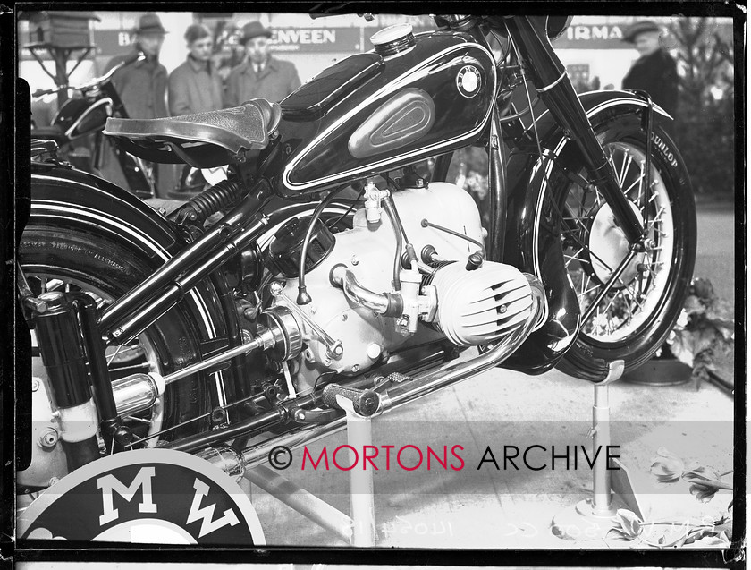14054-18 
 1951 Dutch Motorcycle Show. 
 Keywords: 14054-18, 1951, dutch, dutch motorcycle show, glass plate, motorcycle show, November 09, show, Straight from the plate, The Classic Motorcycle