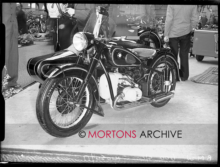 14054-17 
 1951 Dutch Motorcycle Show. 
 Keywords: 14054-17, 1951, dutch, dutch motorcycle show, glass plate, motorcycle show, November 09, show, Straight from the plate, The Classic Motorcycle