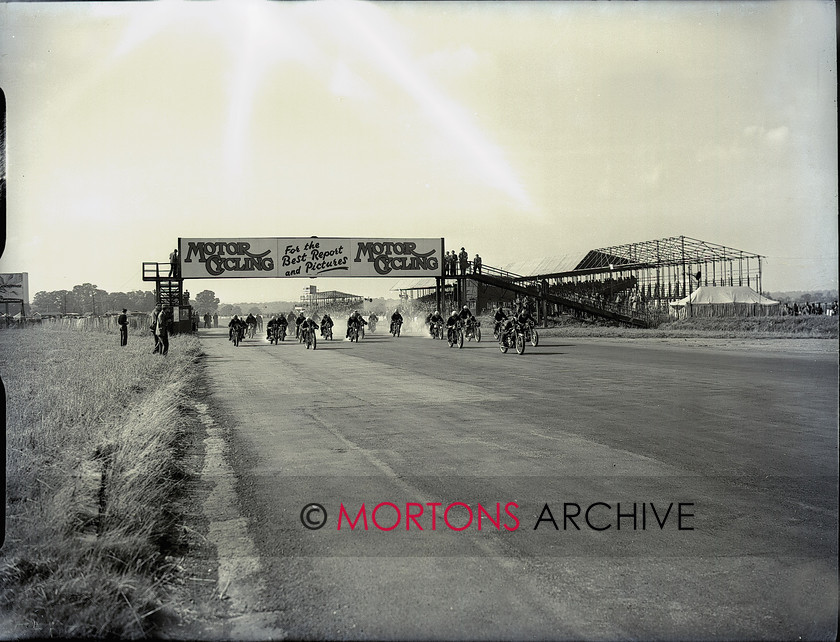 hutchinson 15470-7 
 Start of the fifth event of the day. 
 Keywords: 1953, Hutchinson 100, May 11, Mortons Archive, Mortons Media Group, Silverstone, Straight from the plate, The Classic MotorCycle