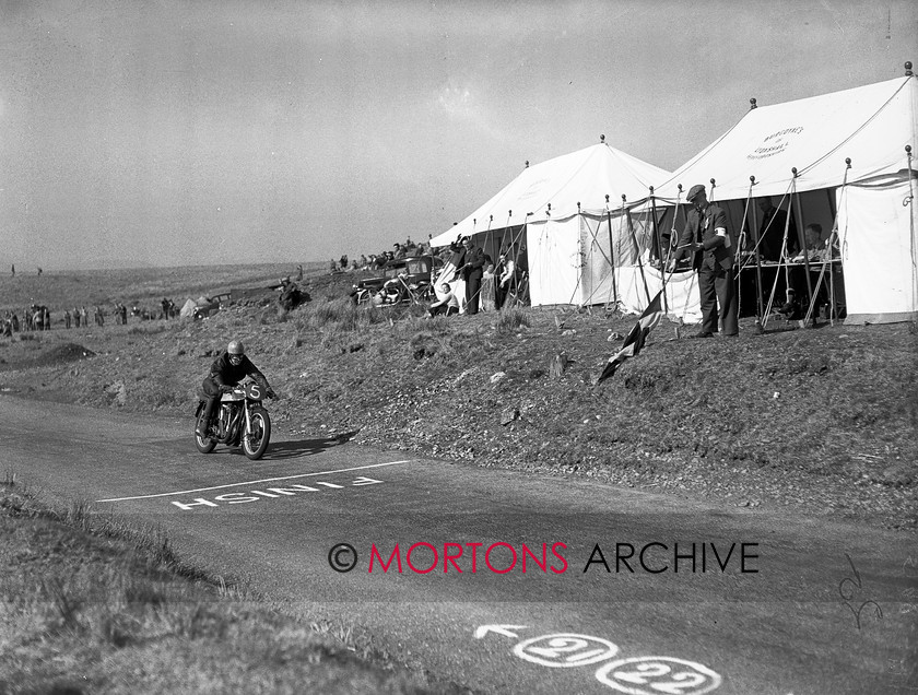 15198-22 
 Eppynt Road Race 1953. 
 Keywords: 15198-22, 1953, 5, April 2010, eppynt road race, glass plate, may, norton, race 5, racing, road, road race, s t barnett, Straight from the plate, tcm, The Classic Motorcycle