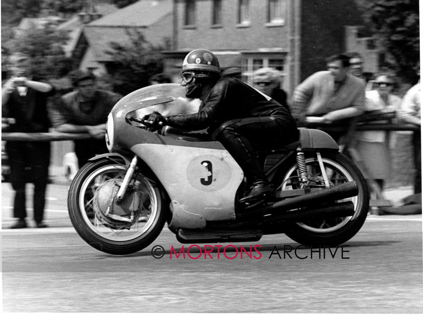 NNC RR A0020 
 NNC RR A TT 35M11 - 1967 Senior TT - Giacomo Agostini 500 MV Agusta-3 at Bray Hill 
 Keywords: Mortons Archive, Mortons Media Group, Nick Nicholls, Road Race