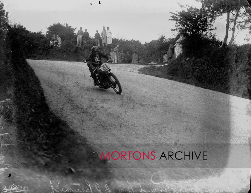 9384-10 
 1936 Junior and Lightweight Manx Grands Prix 
 Keywords: 1936, 9384-10, glass plate, isle of mann, January 2010, manx, manx junior grand prix, Mortons Archive, Mortons Media, Mortons Media Group Ltd., new imperial, r beamish, The Classic MotorCycle, tt
