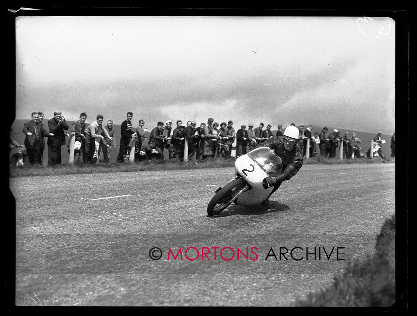 20099-10 
 1960 Senior TT. Bob Anderson (Manx) made it to the finish, claiming eighth. Interestingly, he was listed in the programme as riding a Matchless but obviously opted to switch. 
 Keywords: glass plate, isle of man, Mortons Archive, Mortons Media Group Ltd, Straight from the plate, the classic motorcycle