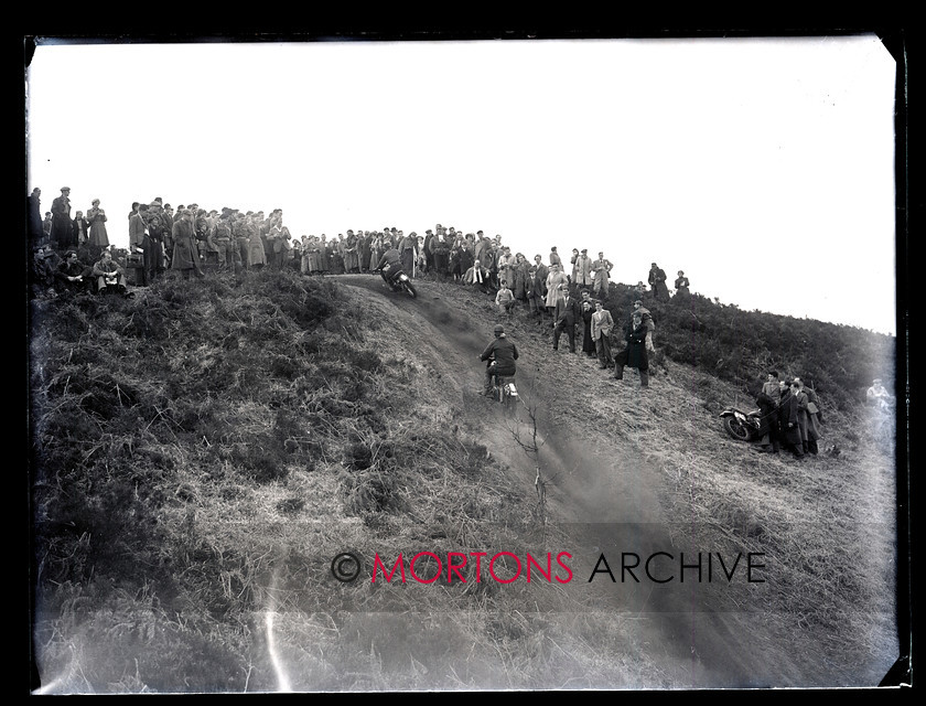 062 SFTP 08 
 Sunbeam point-to-point, April 1953 - Fast, uphill section. That'a a large crowd on the outside bend. 
 Keywords: 2013, Glass plate, Mortons Archive, Mortons Media Group, October, Point to point, Straight from the plate, Sunbeam, The Classic MotorCycle