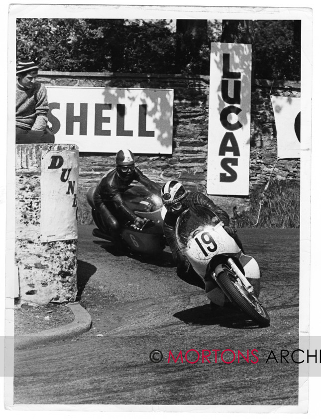 AW64 
 1965 350cc Isle of Man TT - Phil Read (Yamaha) leads Giacomo Agostini (MV) at Governors Bridge 
 Keywords: Mortons Archive, Mortons Media Group, Nick Nicholls, Phil Read